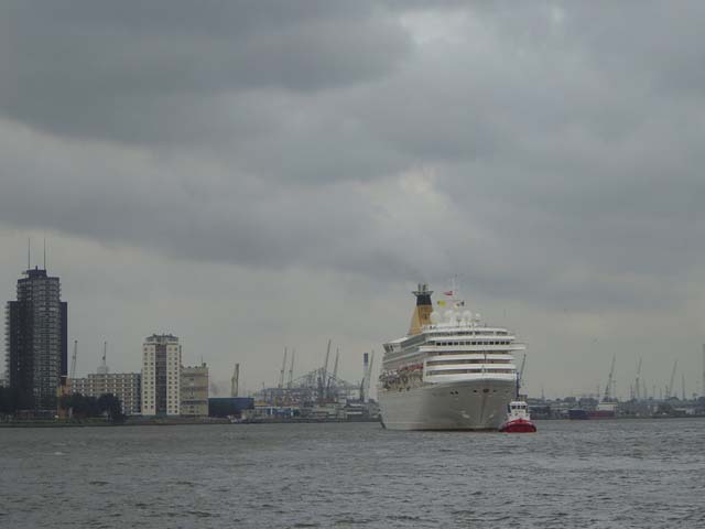 Cruiseschip ms Artemis van P&O aan de Cruise Terminal Rotterdam